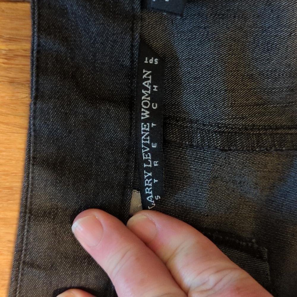 Larry Levine Woman Black Capri Pants with Decorative Stitching - Picture 3 of 10